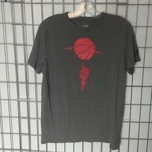 Under Armour Heatgear T-shirt boys YXL Gray with a Red Basketball